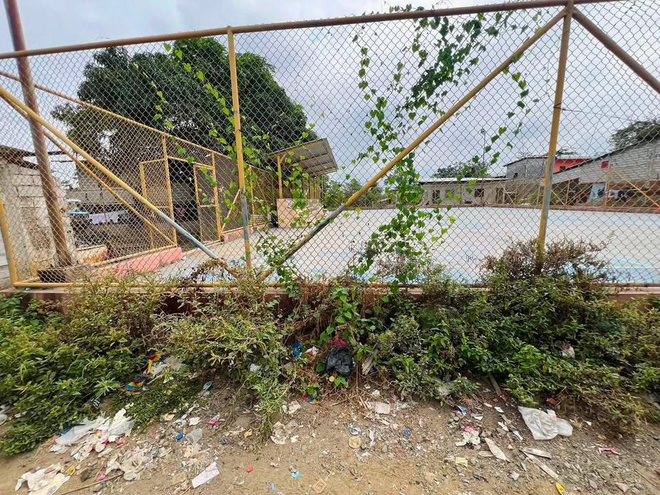 GAD Limonal y vecinos reparan cancha del Recinto Colorado ante pedido comunitario