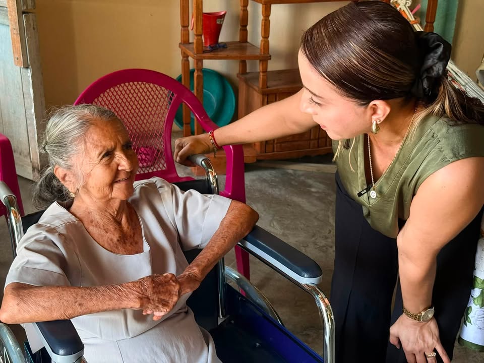 GAD Parroquial de Limonal entrega silla de ruedas a mujer de 95 años con apoyo del IUE