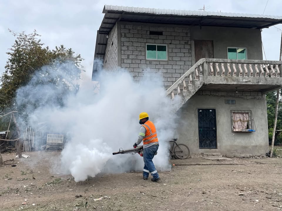 Prefectura del Guayas apoya fumigación contra el dengue en Limonal y sus recintos